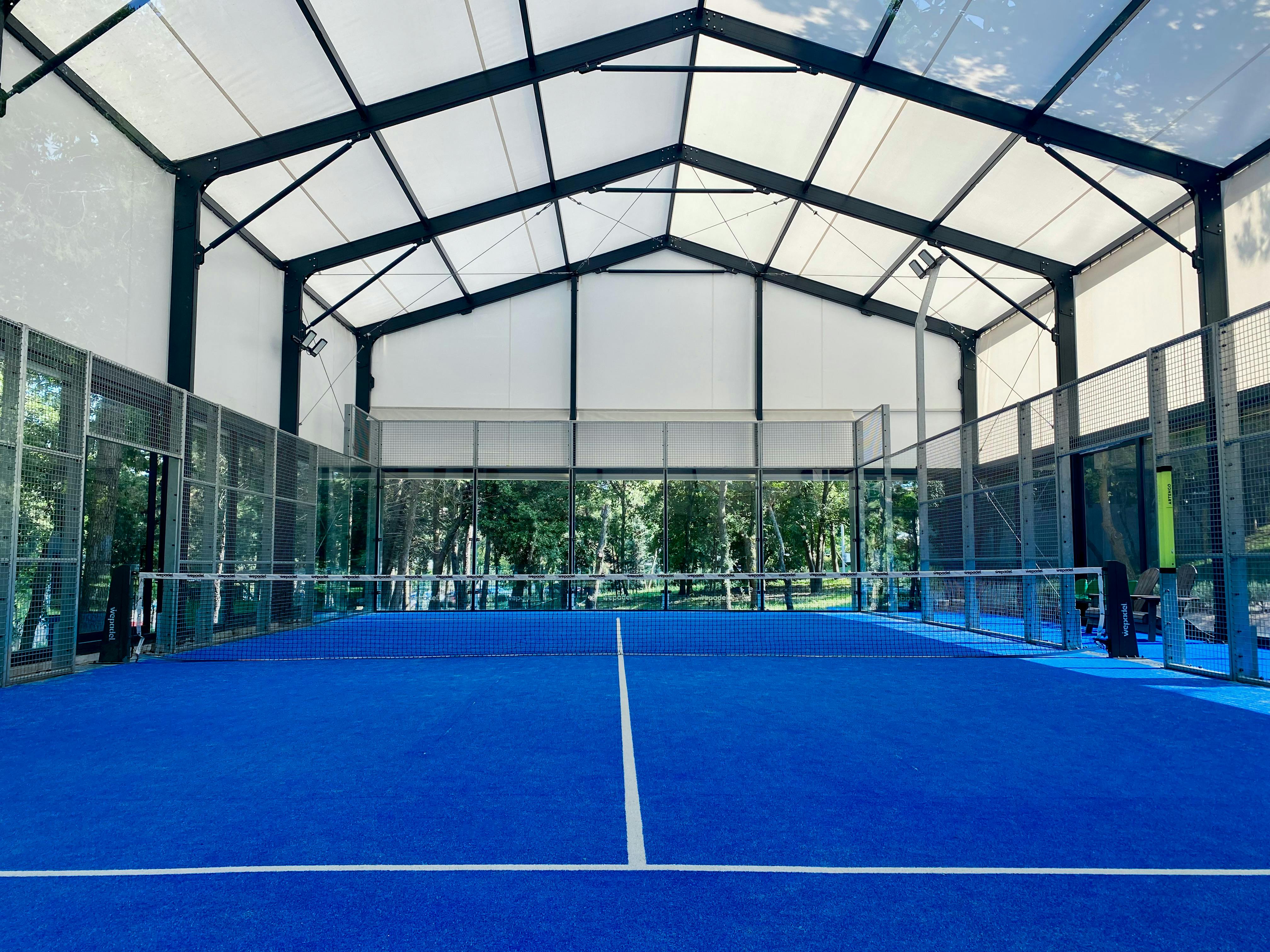 Jogadores de padel em ação em uma quadra, ilustrando o engajamento da comunidade.